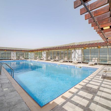 Platinum Coast Hotel Apartments Fujaïrah Extérieur photo Swimming pool at the hotel